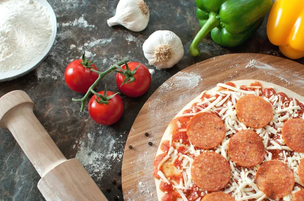 Pepperoni pizza with ingredients — Stock Photo, Image