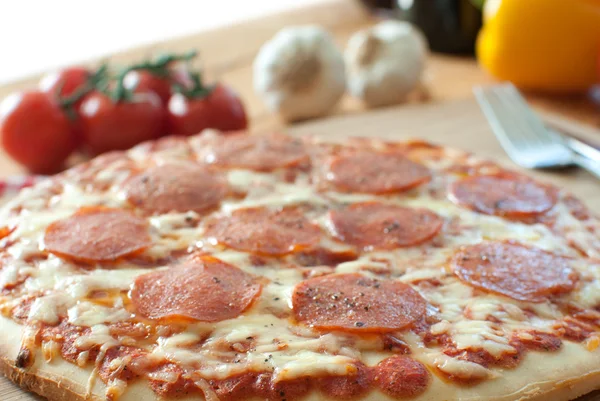 Pizza al forno con salame piccante — Foto Stock