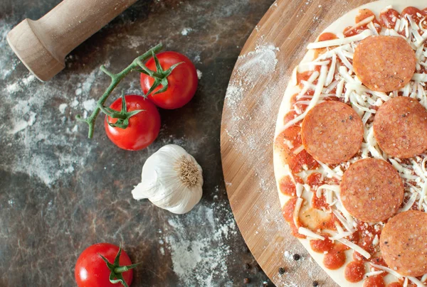 Pizza and fresh ingredients — Stock Photo, Image