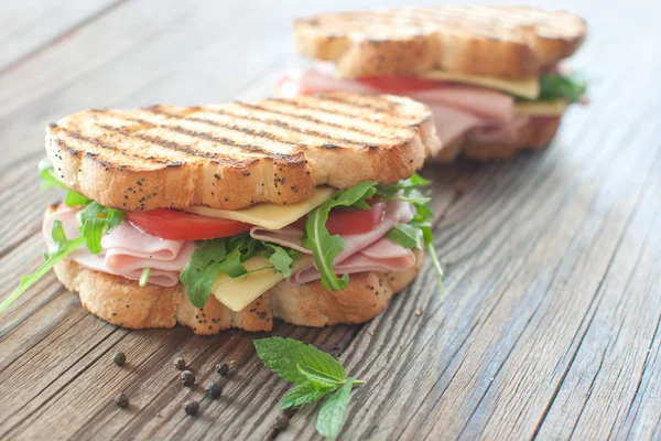 Жареные бутерброды с гастрономом — стоковое фото