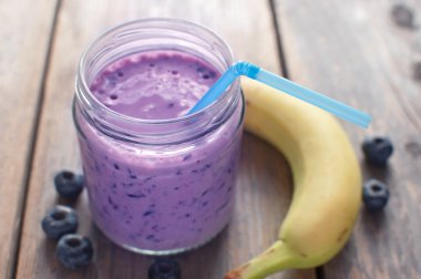 Blueberry smoothie bir kavanoz içinde