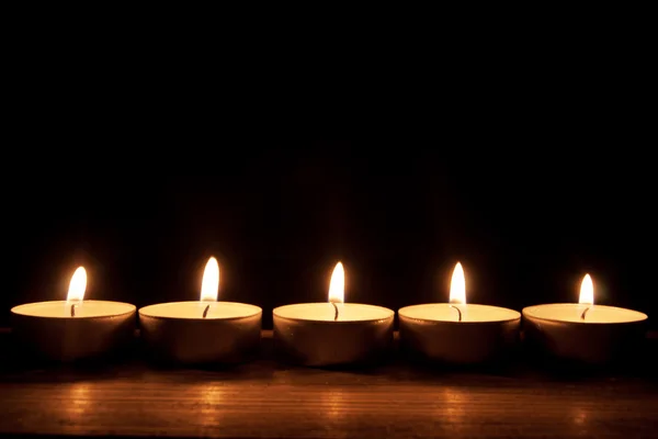 Маленькие зажженные свечи — стоковое фото