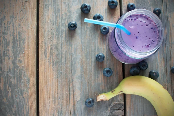 Batido de arándanos en un frasco —  Fotos de Stock