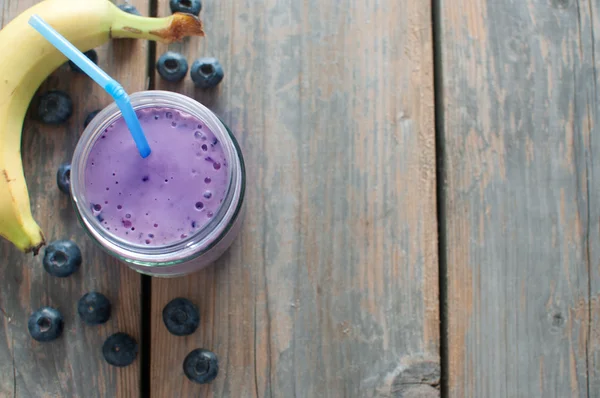 Batido de arándanos en un frasco —  Fotos de Stock