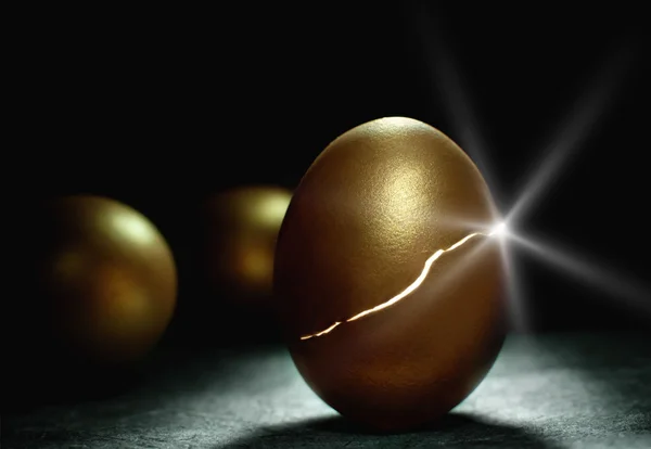 Gold nest egg coming to life — Stock Photo, Image