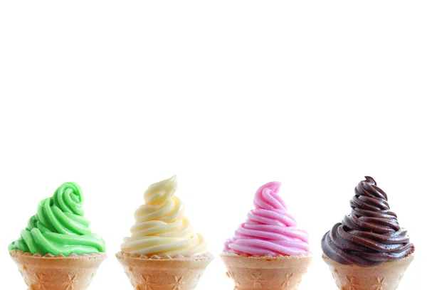 Ряд рожков мороженого — стоковое фото
