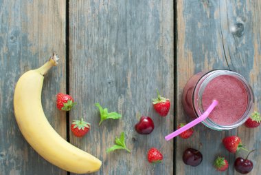 Kavanozda çilek güler yüzlü