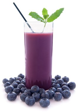 Üzerinde beyaz bir Blueberry smoothie