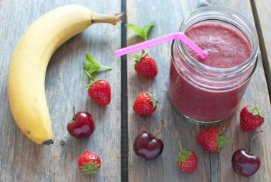 Kavanozda çilek güler yüzlü