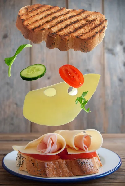 Сэндвич падает — стоковое фото