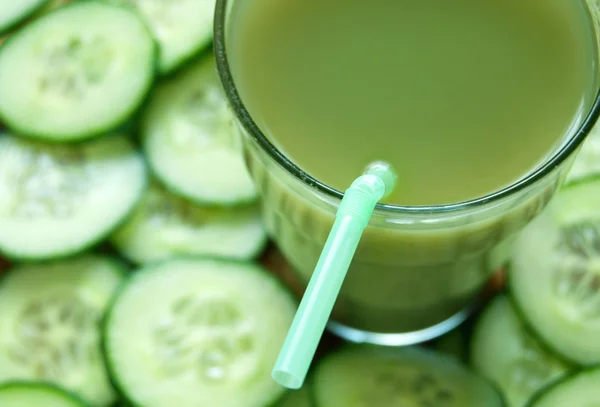 Jus de désintoxication de légumes frais au concombre — Photo