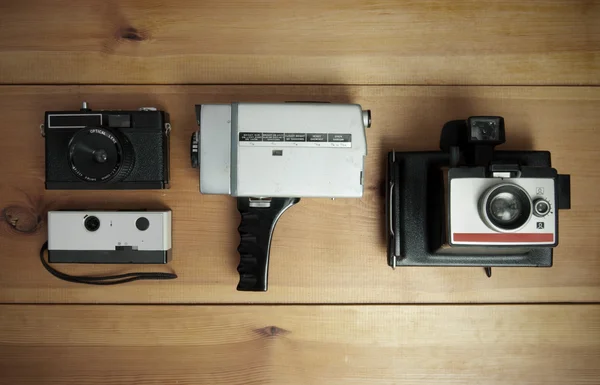 Colección vintage de cámaras incluyendo polaroid — Foto de Stock