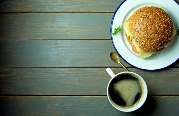 Rustieke sandwich met koffie — Stockfoto