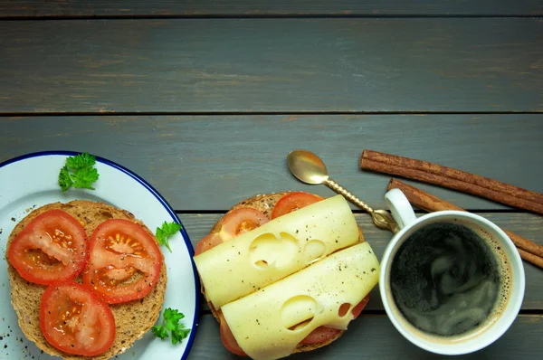 Ontbijt koffie met sandwich — Stockfoto