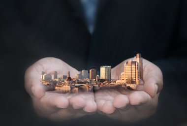 şehir manzarası tutan adam