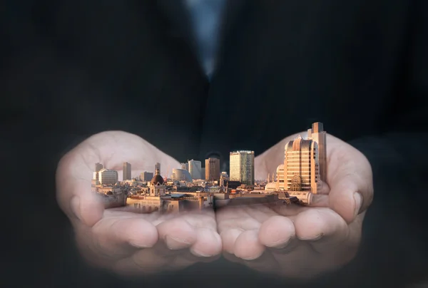 Man met skyline van de stad — Stockfoto