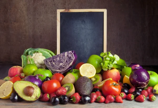 水果和蔬菜的空黑板 — 图库照片