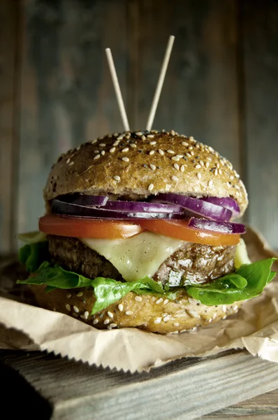 Hamburguesa gourmet con queso derretido — Foto de Stock