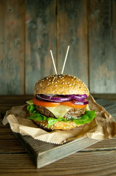 Gastronomische hamburger met gesmolten kaas — Stockfoto