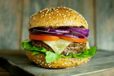 Peynirli hamburger domates ile