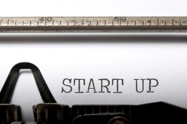 Eski bir daktilo yazdırılan başlamak yukarıya