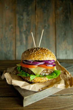Gurme burger eritilmiş peynir ile