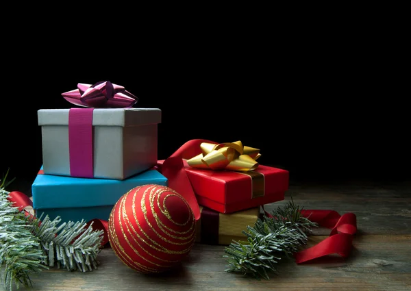 Рождественские подарки и украшения — стоковое фото