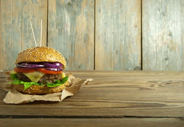 Gastronomische hamburger met gesmolten kaas, — Stockfoto