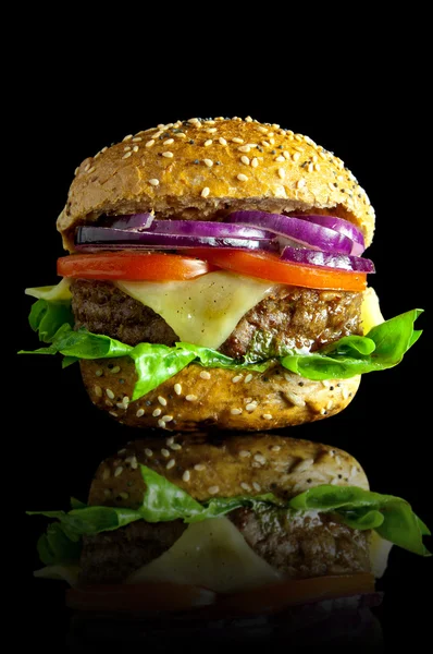 Frisch zubereiteter Burger mit geschmolzenem Käse — Stockfoto