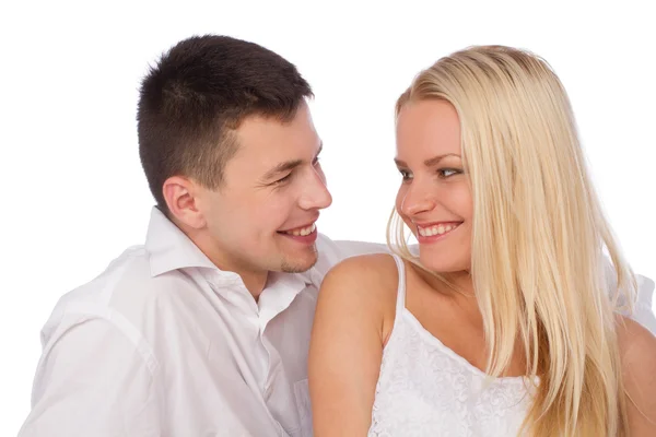 Pareja joven enamorada sonriendo — Foto de Stock