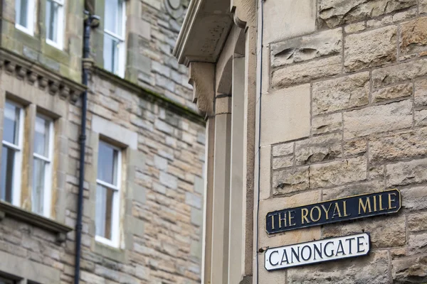 Canongate e a Royal Mile em Edimburgo — Fotografia de Stock