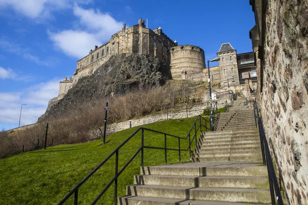 Единбурзький замок та Гранніс зелений кроки — стокове фото