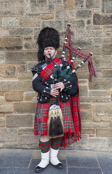 Piper em Tradição Roupa escocesa em Edimburgo — Fotografia de Stock