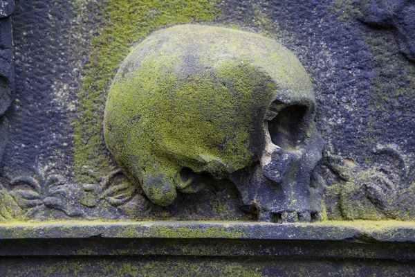 Escultura de caveira em um túmulo — Fotografia de Stock