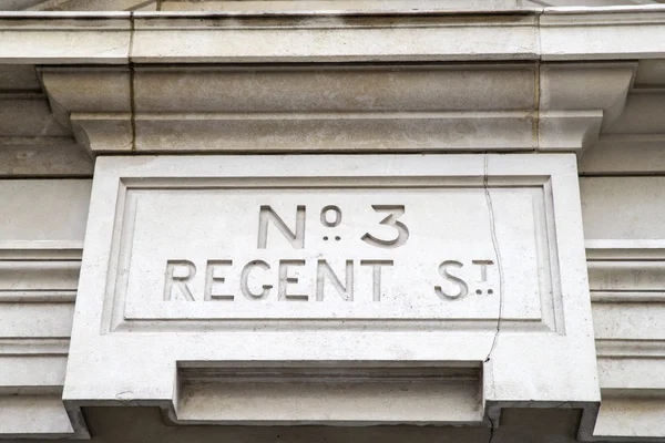 Straatnaambord van het regent in Londen — Stockfoto