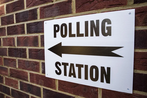 Sinal da estação de votação — Fotografia de Stock