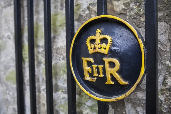 Königin elizabeth ii Symbol auf dem Turm von London — Stockfoto