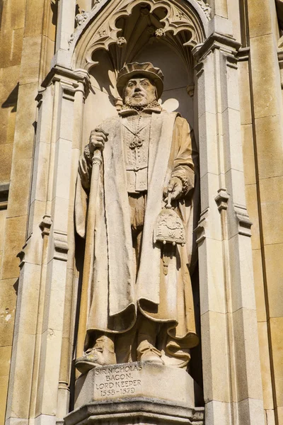 Estatua de Sir Nicholas Bacon en el Corpus Christi College — Foto de Stock
