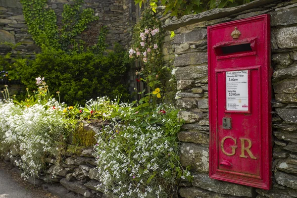 Boîte aux lettres dans un village anglais — Photo