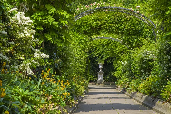 リージェンツ ・ パークのセント ・ ジョンズ ・ ロッジ ガーデン — ストック写真