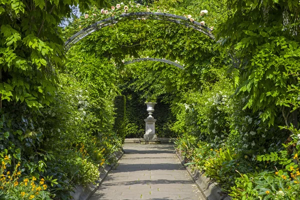 リージェンツ ・ パークのセント ・ ジョンズ ・ ロッジ ガーデン — ストック写真
