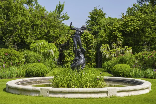 Hylas y la estatua de la ninfa en St. Johns Lodge Gardens — Foto de Stock