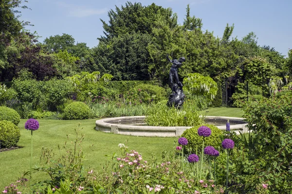 Hylas and the Nymph Statue in St. Johns Lodge Gardens — Stock Photo, Image