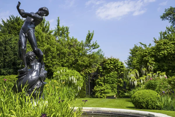 Hylas and the Nymph Statue in St. Johns Lodge Gardens — Stock Photo, Image