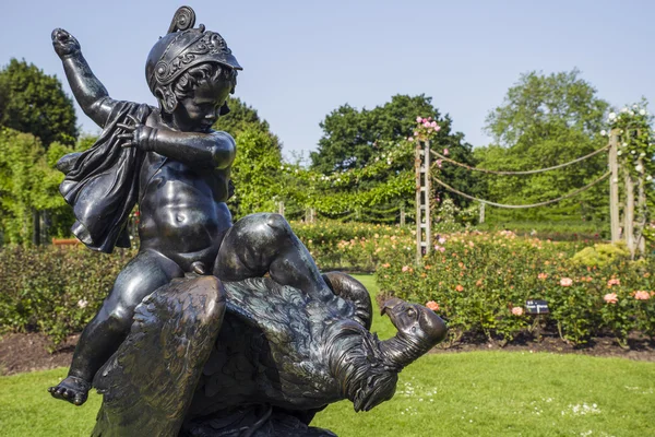 Lost Bow Statue in Regents Park — Stock Photo, Image