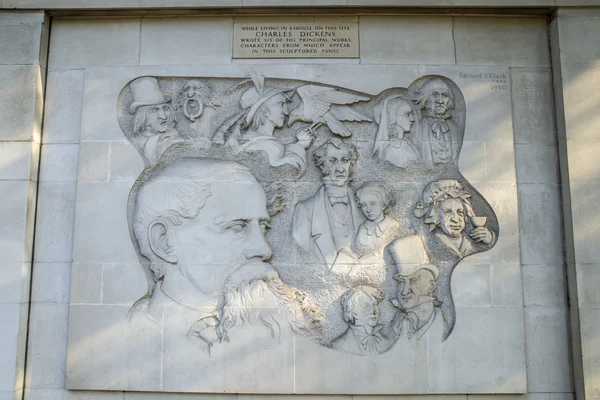 Bas Relief rista av Charles Dickens tecken i London — Stockfoto