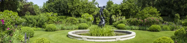 Hylas y la estatua de la ninfa en St. Johns Lodge Gardens — Foto de Stock