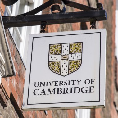Cambridge Üniversitesi'nde işareti