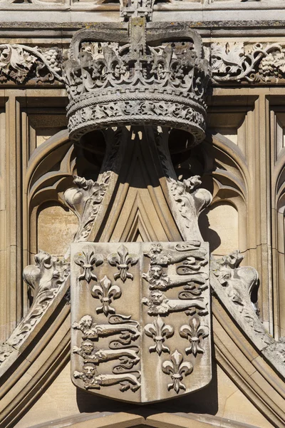 Corona Real y Escudo de Armas en King 's College en Cambridge — Foto de Stock