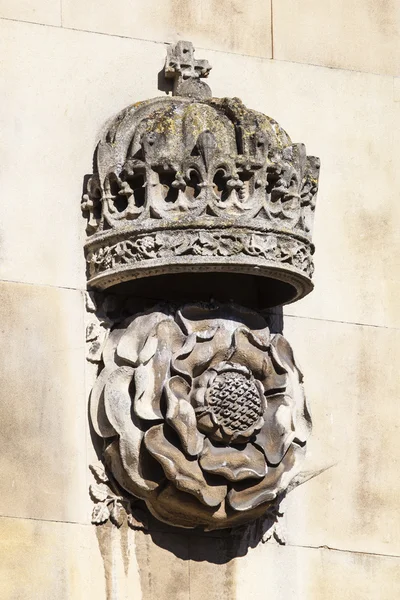 Coroa e Tudor Rose Escultura no King 's College em Cambridge — Fotografia de Stock